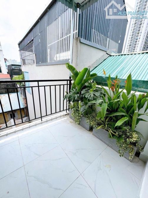 Nhà Đẹp! Nhà 5 tầng,ô tô dừng đỗ, thông các ngả ngay vành đai 3.5, ngã tư Nhổn, Hơn 5 tỷ - 6