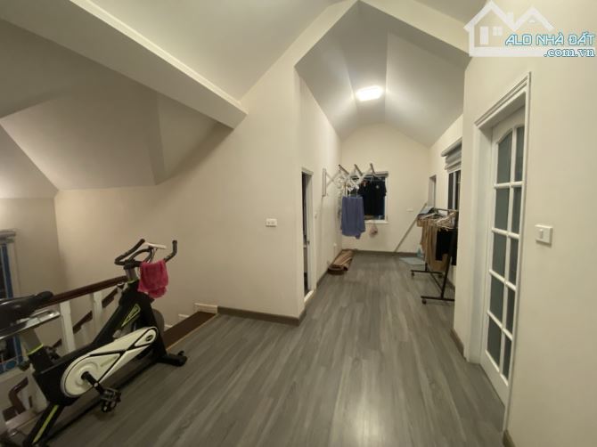 Biệt thự sân vườn Ngọc Thuỵ (trong đê) dt 430m2. Mặt tiền 11m. Giá đầu tư - 7