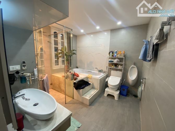 Biệt thự sân vườn Ngọc Thuỵ (trong đê) dt 430m2. Mặt tiền 11m. Giá đầu tư - 8