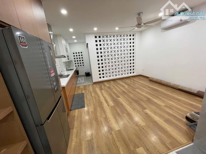Bán tòa văn phòng hoàng quốc việt vỉa hè thang máy 79m2 giá 36tỷ