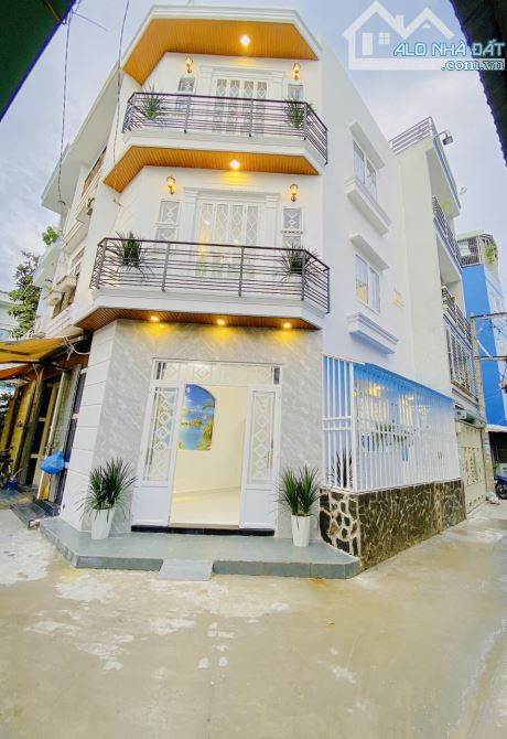 BAN NHA, 2 lầu st, rẻ nhất Q3, đường CÁCH MẠNG THÁNG 8. Dt: 6m x 10m. Gía: 11 tỷ.