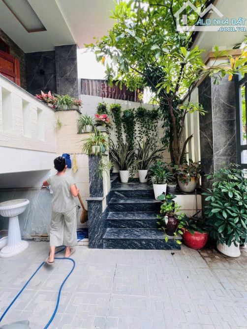 BÁN NHÀ 3 TẦNG CÓ THANG MÁY GARA Ô TÔ ĐƯỜNG 24 P. LINH ĐÔNG - 99.3M2(5x20M) HOÀN CÔNG ĐỦ