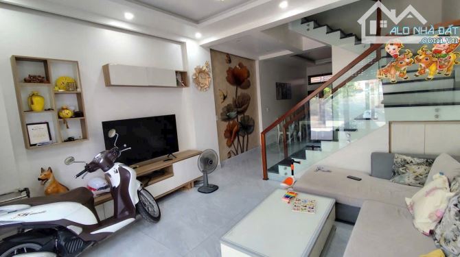 Nhà Mặt Đường Lán Bè - Lam Sơn - Vị trí đẹp có vỉa hè kd buôn bán sầm uất