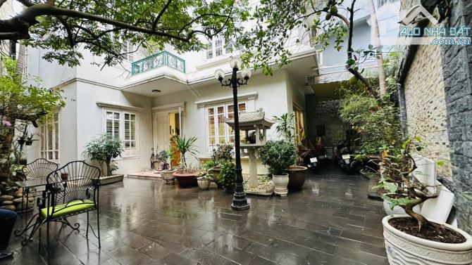 Biệt thự 4 tầng Lạch Tray (gần ĐHHH) - 180m2 - sân vườn, hồ cá Koi - giá cực tốt