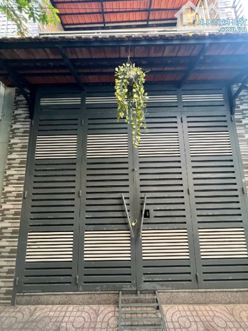 Cho thuê nhà mới 2 tầng (4x16m) 3PN hẻm C1 Phạm Hùng P5Q8