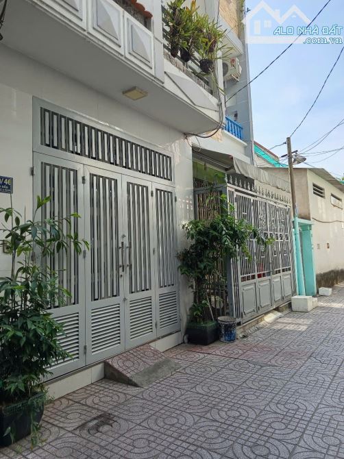 Cần bán gấp nhà HXH đường Gò Dầu, gần Tân Sơn Nhì, Tân Phú, 55m2, 2 lầu giá chỉ 5,99 tỷ.