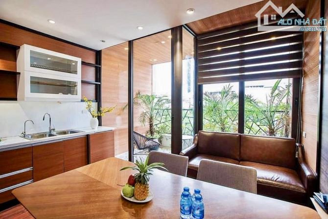 Kịch độc! Mặt phố Trần Quang Diệu, vỉa hè, kinh doanh, 7T thang máy, thông sàn, 65m2