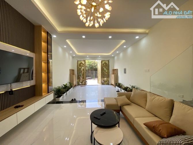 Bán nhà Quận 7, 90m², giá 14,9 tỷ, thang máy, giáp Phú Mỹ Hưng