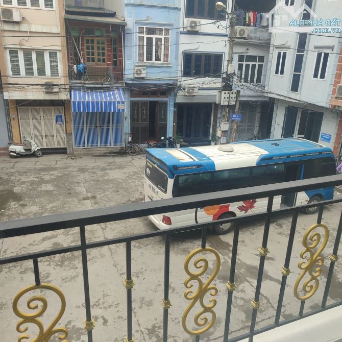 Nhà Ngọc Lâm 40m2, 4 tầng, ô tô đỗ ngày đêm, trước nhà sân rộng, khu dân trí cao