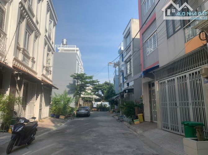 Bán nhà 3 tầng đường 827, sát vòng xoay Phú Hữu Quận 9, giá nhỉnh 6 tỷ/64m2