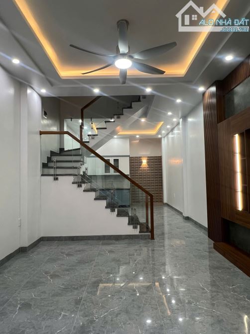 Nhà 3 tầng độc lập sân cổng mới xây xong