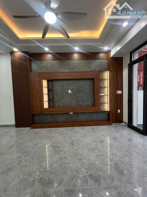 Nhà 3 tầng độc lập sân cổng mới xây xong - 10