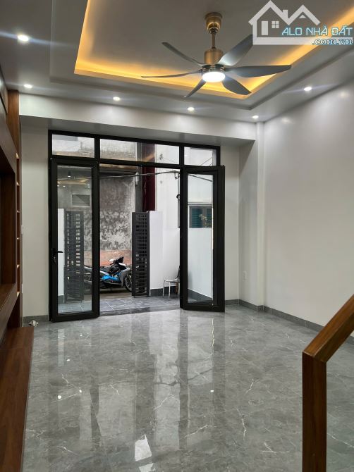 Nhà 3 tầng độc lập sân cổng mới xây xong - 11