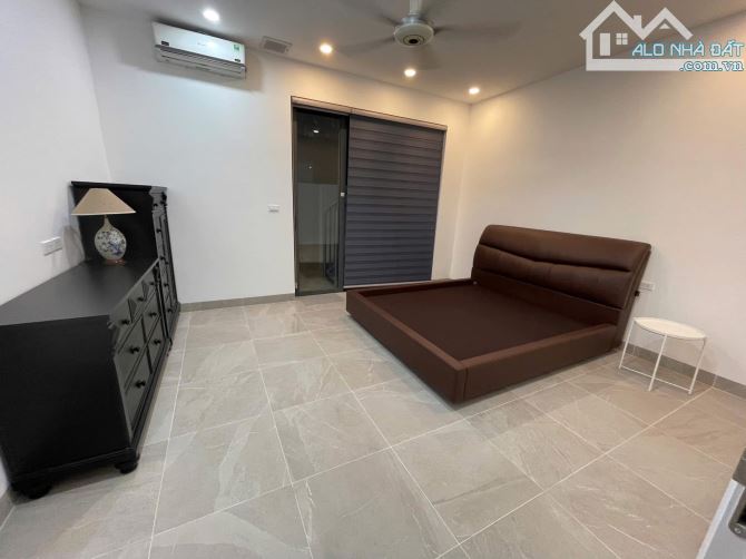 Bán tòa văn phòng hoàng quốc việt vỉa hè thang máy 79m2 giá 36tỷ - 1