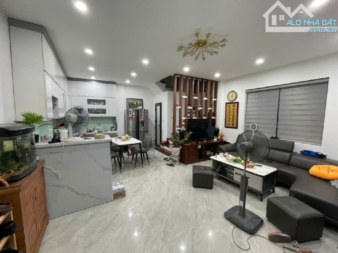 Phố Hào Nam, lô góc 3 mặt thoáng, ngõ rộng, 42m2, chào 11 tỷ 5 - 1