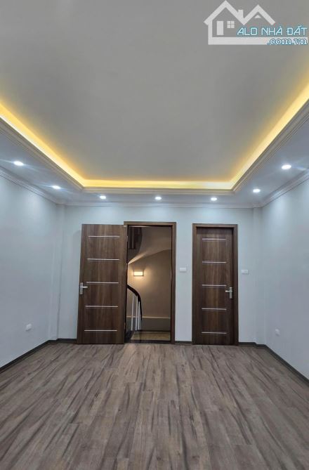 TRƯƠNG ĐỊNH, SÁT Ô TÔ, BA BƯỚC CHÂN RA MẶT PHỐ CÁCH BÃI ĐỖ XE 30M 5 TẦNG 40M2 7,6 TỶ - 1
