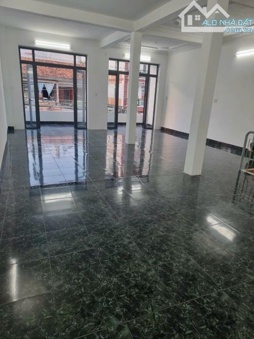 Bán Nhà Mặt Tiền kinh doanh 3 tầng đường Đặng Tất,Nha Trang  Ngang gần 7m. Diện tích: 65m2 - 1