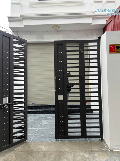 Nhà 3 tầng độc lập sân cổng mới xây xong - 1