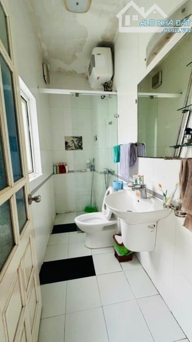 Biệt thự 4 tầng Lạch Tray (gần ĐHHH) - 180m2 - sân vườn, hồ cá Koi - giá cực tốt - 13