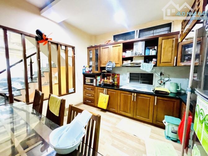 CÁCH MẶT TIỀN 1 CĂN - XE HƠI TRÁNH - CHDV - KẾ QUẬN 1 - CHỈ 12.5 Tỷ - 2