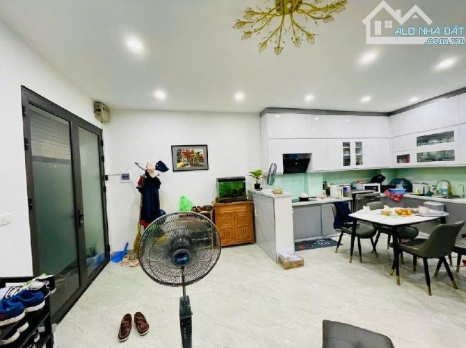 Phố Hào Nam, lô góc 3 mặt thoáng, ngõ rộng, 42m2, chào 11 tỷ 5 - 2