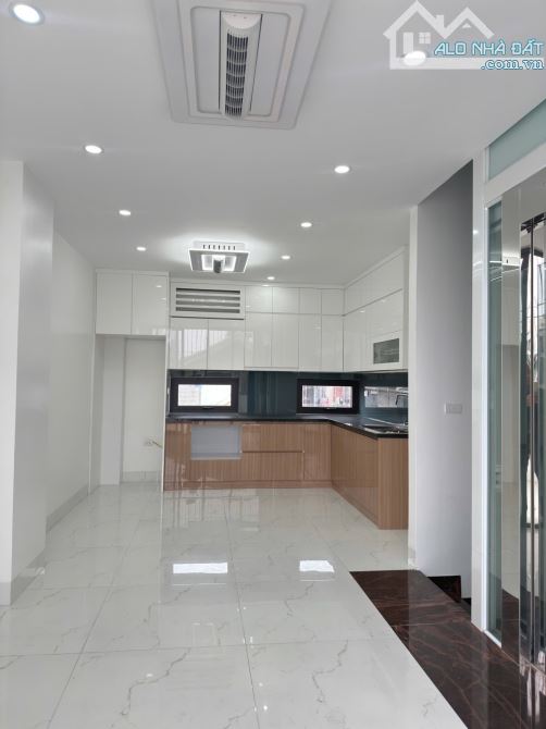 Bán nhà Hoàng Quốc Việt 65m 6T mt5.2m giá chỉ 21.5 tỷ - 2