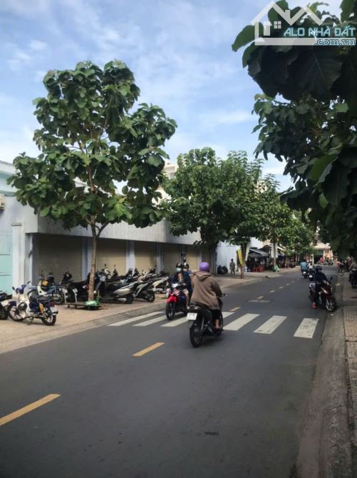 Tòa Building mặt tiền đường Nguyễn Văn Đừng, Quận 5. DT: 8*18.5M. Hầm - 8 lầu - 2