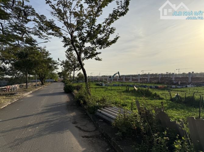 SIÊU VIP- LÔ ĐẤT HÀNG KHỦNG LONG  MẶT TIỀN RỘNG CHIA 4 LÔ- VIEW VINHOME CỔ LOA - 2