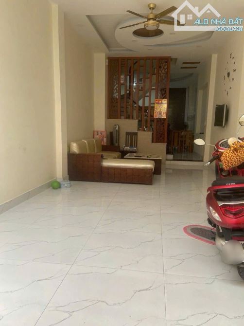 Bán nhà 3 tầng đường 827, sát vòng xoay Phú Hữu Quận 9, giá nhỉnh 6 tỷ/64m2 - 2
