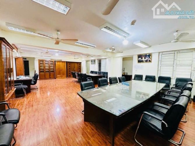 BÁN TÒA VĂN PHÒNG NGOẠI GIAO ĐOÀN - 6 TẦNG - THANG MÁY - Ô TÔ TRÁNH - VỈA HÈ RỘNG . 130M - 2