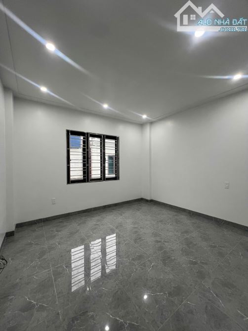 Nhà 3 tầng độc lập sân cổng mới xây xong - 2