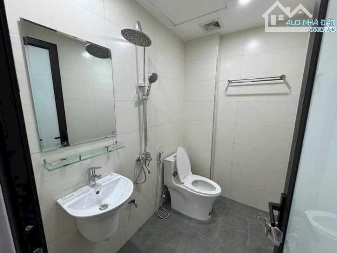 36m2 x 5 tầng , cách 10m ra đường ô tô? Đối diện Aeon mall Long Biên, cách cầu Vĩnh Tuy 30 - 3