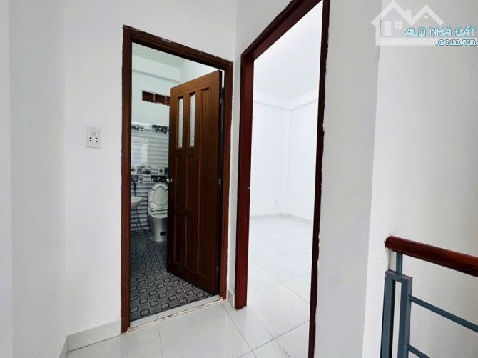 CĂN NHÀ PHỐ 3 TẦNG TUYỆT ĐẸP GIÁ RẤT MỀM GẦN CÔNG VIÊN LÀNG HOA , NHỈNH 4 TỶ - 3