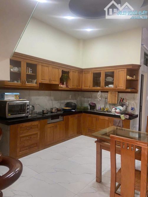 Bán nhà 3 tầng đường 827, sát vòng xoay Phú Hữu Quận 9, giá nhỉnh 6 tỷ/64m2 - 3