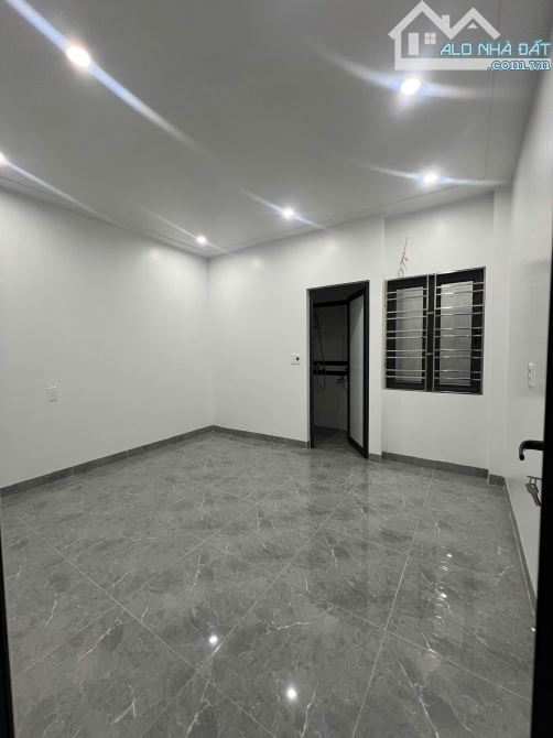 Nhà 3 tầng độc lập sân cổng mới xây xong - 3