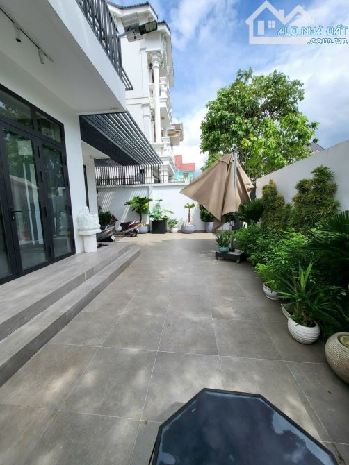 BÁN BIỆT THỰ SONG LẬP GIA HÒA,ĐỖ XUÂN HỢP Q9  214M ĐẤT, HƠN 500m SÀN - 23.5 TỶ - 4