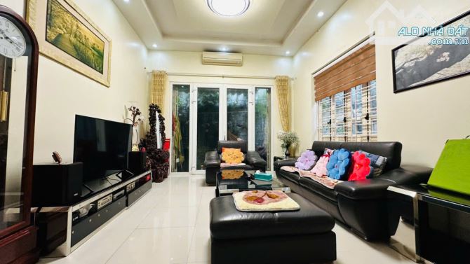 Biệt thự 4 tầng Lạch Tray (gần ĐHHH) - 180m2 - sân vườn, hồ cá Koi - giá cực tốt - 4