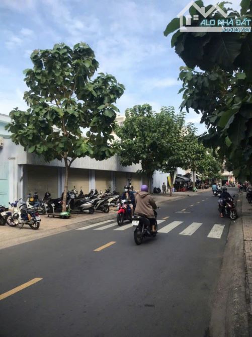 Tòa Building mặt tiền đường Nguyễn Văn Đừng, Quận 5. DT: 8*18.5M. Hầm - 8 lầu - 4