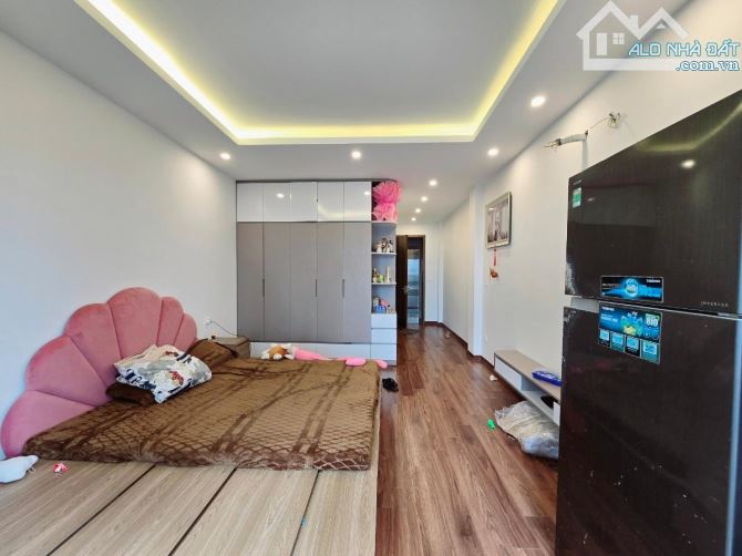Cần Tiền! Bán nhà Thành Thái, Ngõ thông, Phân Lô, ô tô đỗ, Thang Máy KD, 48m2 6T MT 4.6m - 4
