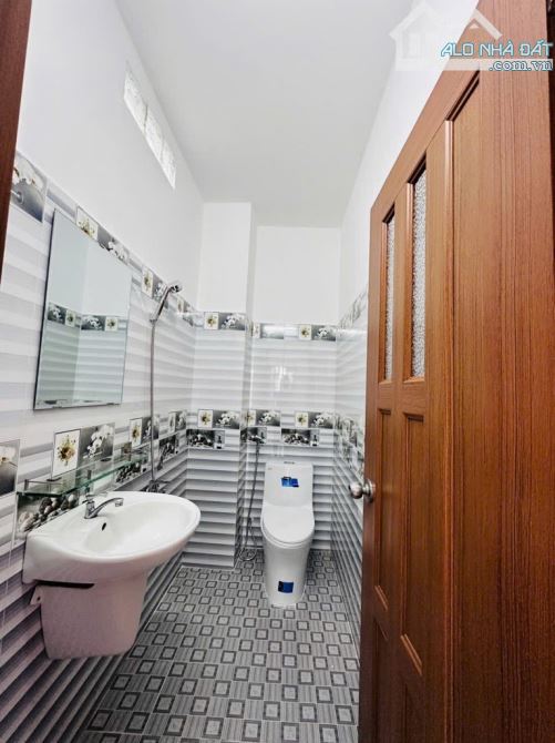 CĂN NHÀ PHỐ 3 TẦNG TUYỆT ĐẸP GIÁ RẤT MỀM GẦN CÔNG VIÊN LÀNG HOA , NHỈNH 4 TỶ - 4