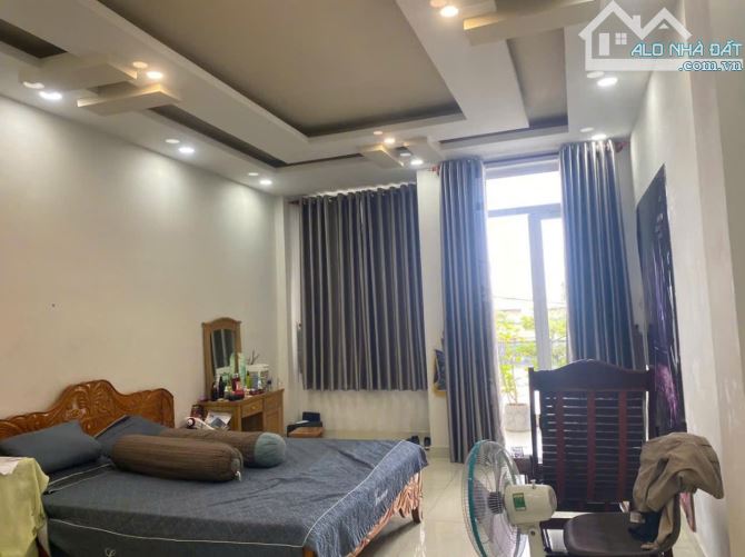 Bán nhà 3 tầng đường 827, sát vòng xoay Phú Hữu Quận 9, giá nhỉnh 6 tỷ/64m2 - 4