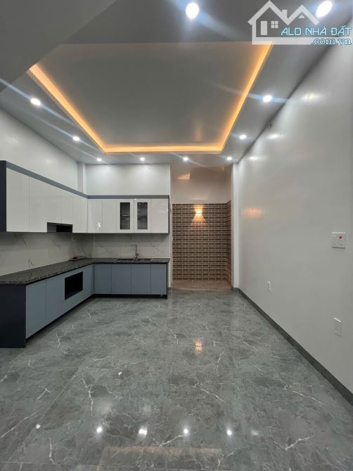 Nhà 3 tầng độc lập sân cổng mới xây xong - 4