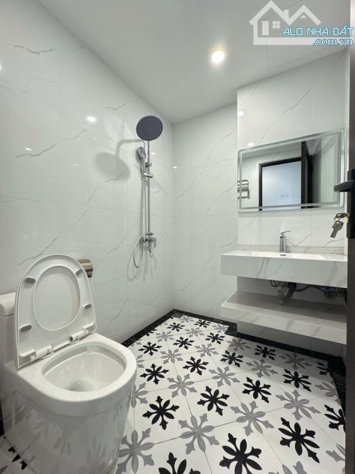 36m2 x 5 tầng , cách 10m ra đường ô tô? Đối diện Aeon mall Long Biên, cách cầu Vĩnh Tuy 30 - 5
