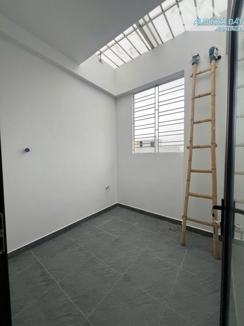 Nhà 3 tầng độc lập sân cổng mới xây xong - 5