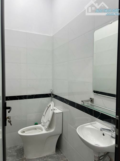 Nhà 3 tầng độc lập sân cổng mới xây xong - 7