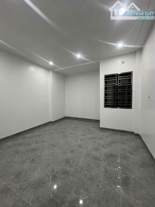Nhà 3 tầng độc lập sân cổng mới xây xong - 9