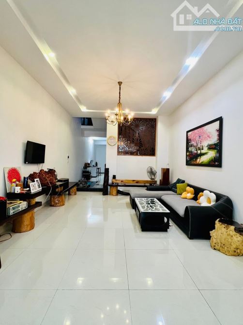 💥 Nhà 2 lầu đẹp mặt tiền Phạm Văn Đồng - chỉ 4.580 tỷ