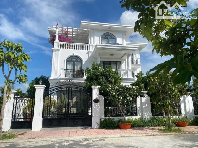 Bán cắt lỗ biệt thự view sông cực đẹp Vĩnh Thái,Nha Trang chỉ 18 tỉ