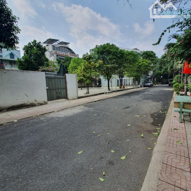 HẺM 10M CÓ LỀ - 4 TẦNG - 8M x 17M - HẦM - NGAY CÔNG VIÊN - GẦN MẶT TIỀN - ĐÔNG HƯNG THUẬN