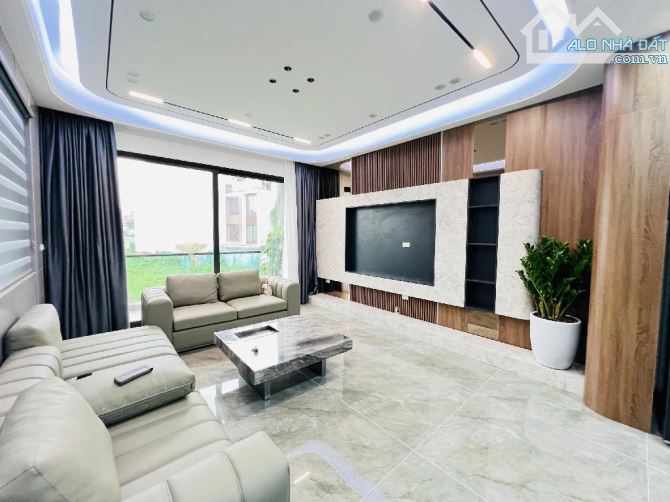 Bán nhà Ngọc Lâm-Long Biên,thang máy,gara oto,full nội thất,DT 40m,MT 4,2m, giá 9 tỷ